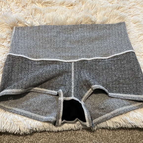 Lululemon athletica gray boogie shorts, without any tags, size 10 - Picture 11 of 16